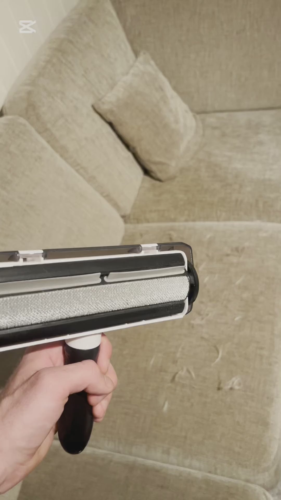 Last inn video: Video som viser hvordan pelsrenseren fjerner hår fra sofa.